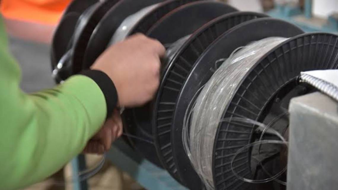 Convierten botellas de plástico en sogas industriales y crean empleo joven