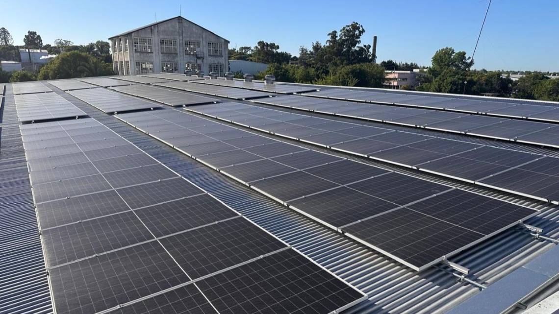 Empresa de ingeniería electrónica prende el switch solar en parques industriales