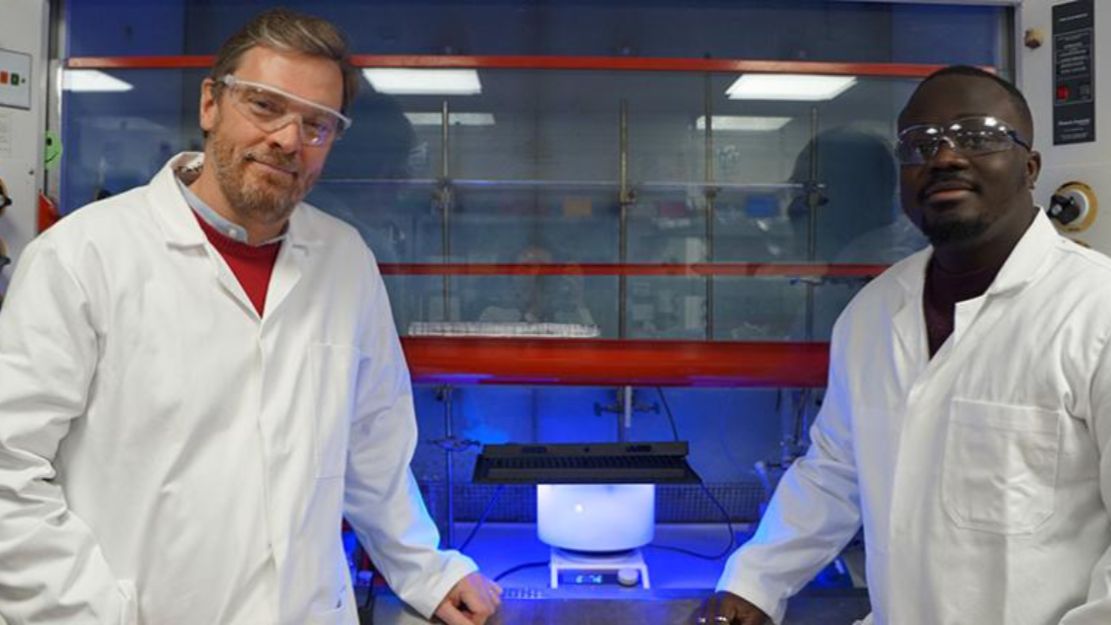 Crearon un reactor solar para convertir baterías y plásticos en hidrógeno limpio