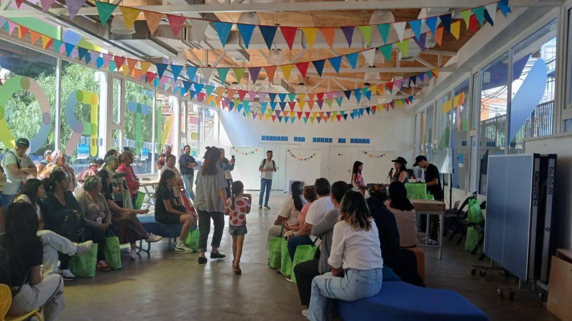 Promueve el empleo de mujeres para hacerle un tackle a la desigualdad