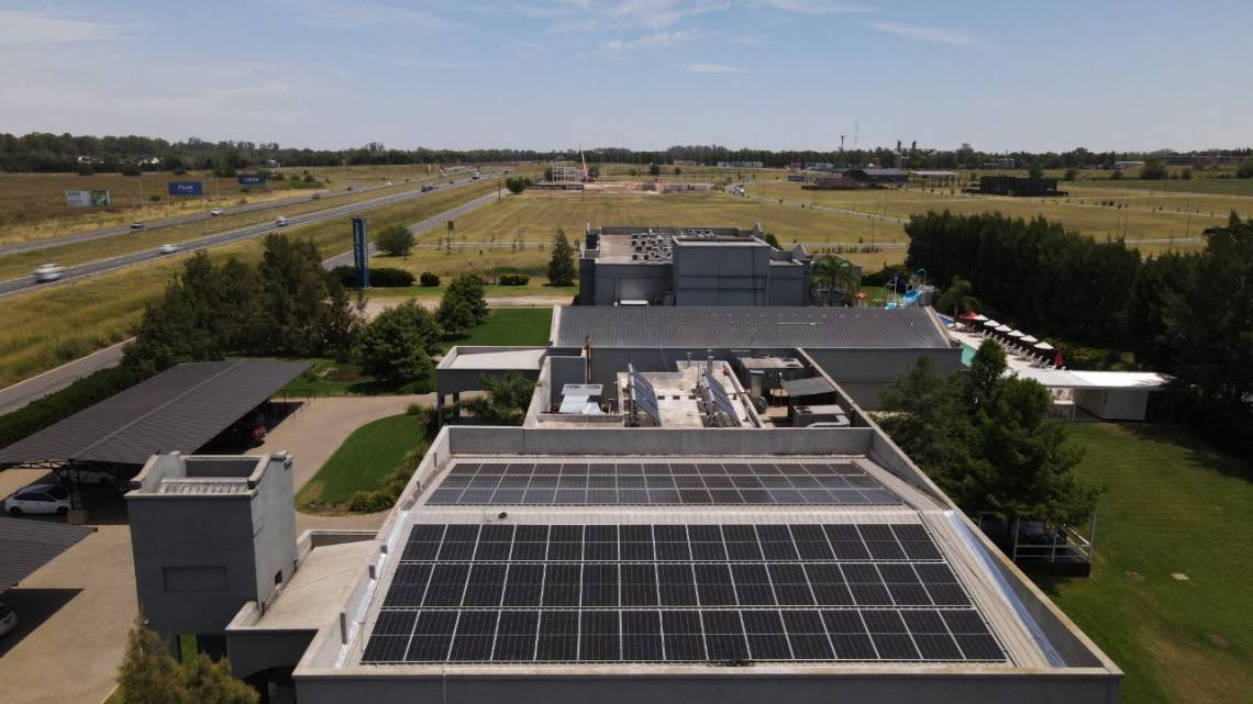 Hotel con pie en Funes invirtió u$s 72 mil en energía solar y cargadores para autos