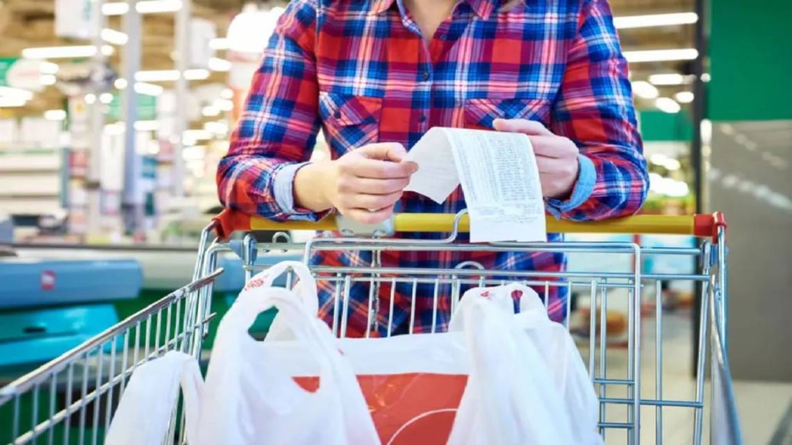 Cadena de súper le cambia la piel a las bolsas para reducir el plástico
