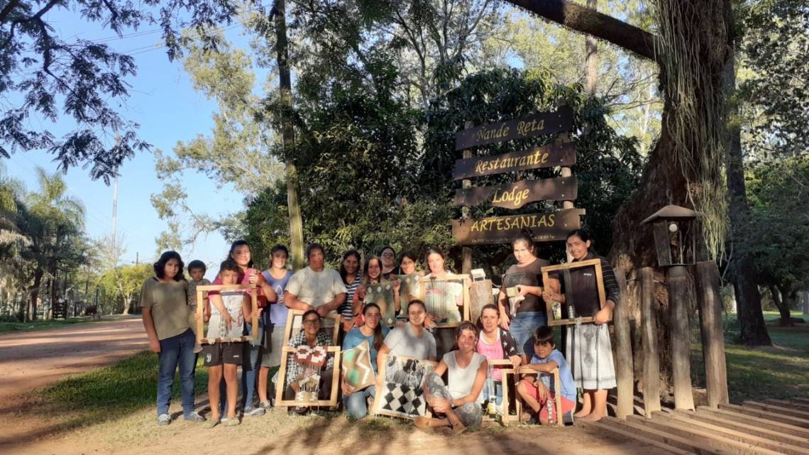 Preservan el oficio de las tejedoras y diseñan indumentaria con impacto social