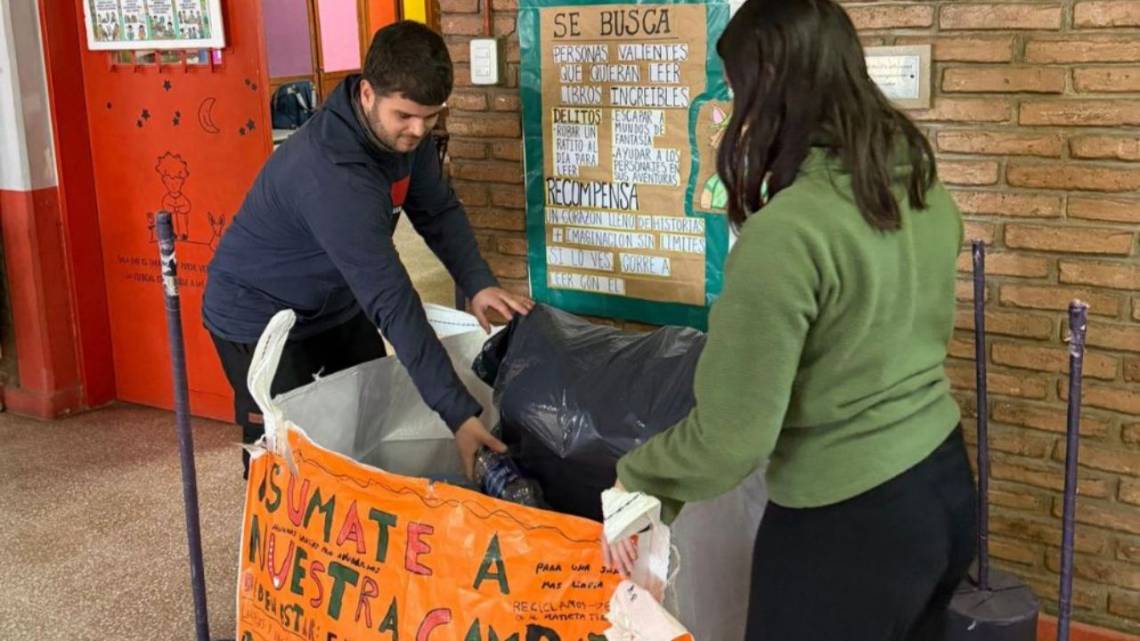 El plástico que se junta en las aulas, la ciudad lo convierte en juego