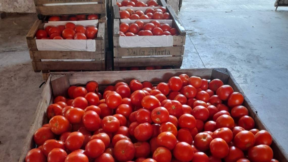 Rescatan alimentos que se caen de la góndola y los suben a la mesa  