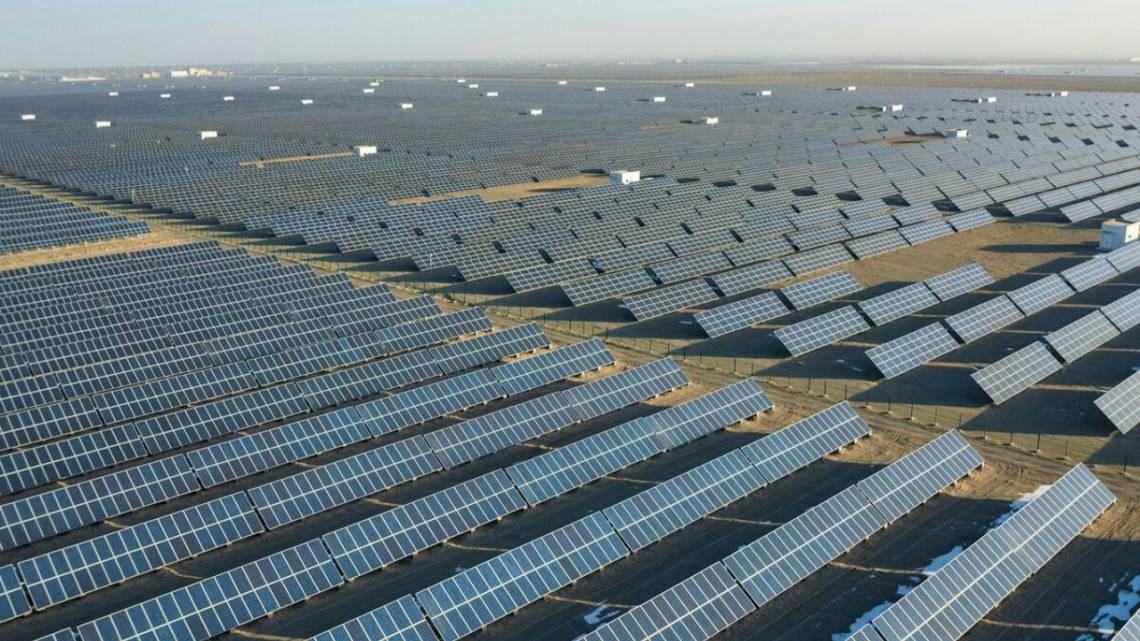 China lo hizo: la capacidad instalada de energía solar supera a la de carbón