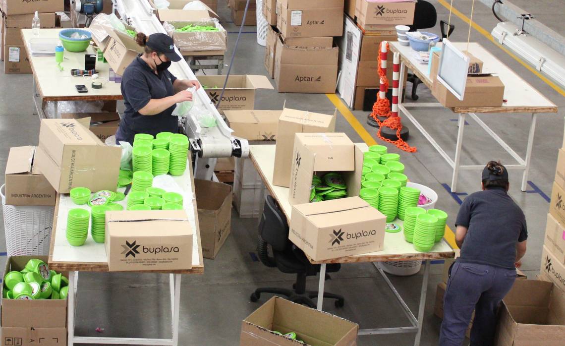 Fabricaban envases, la vieron, y hoy sostienen una red para reciclar plásticos