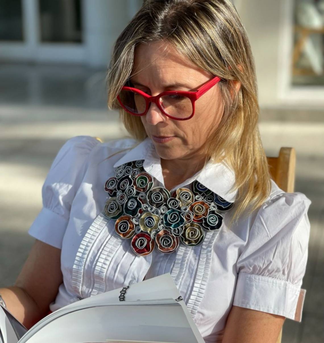 Crea joyas de diseño con cápsulas de café que rescata del descarte