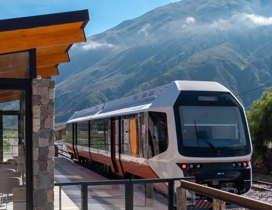 Un tren solar surca la Quebrada de Humahuaca