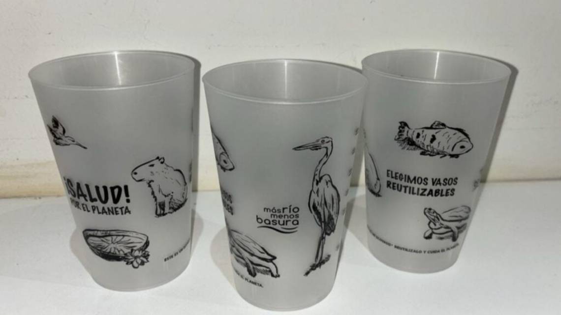 Quieren noquear al plástico y crean un banco de vasos reutilizables para eventos