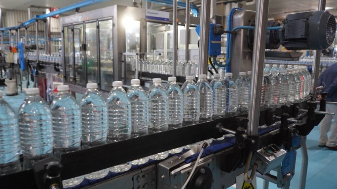 Con el agua mineral ya ganaron góndolas y ahora van por el ambiente