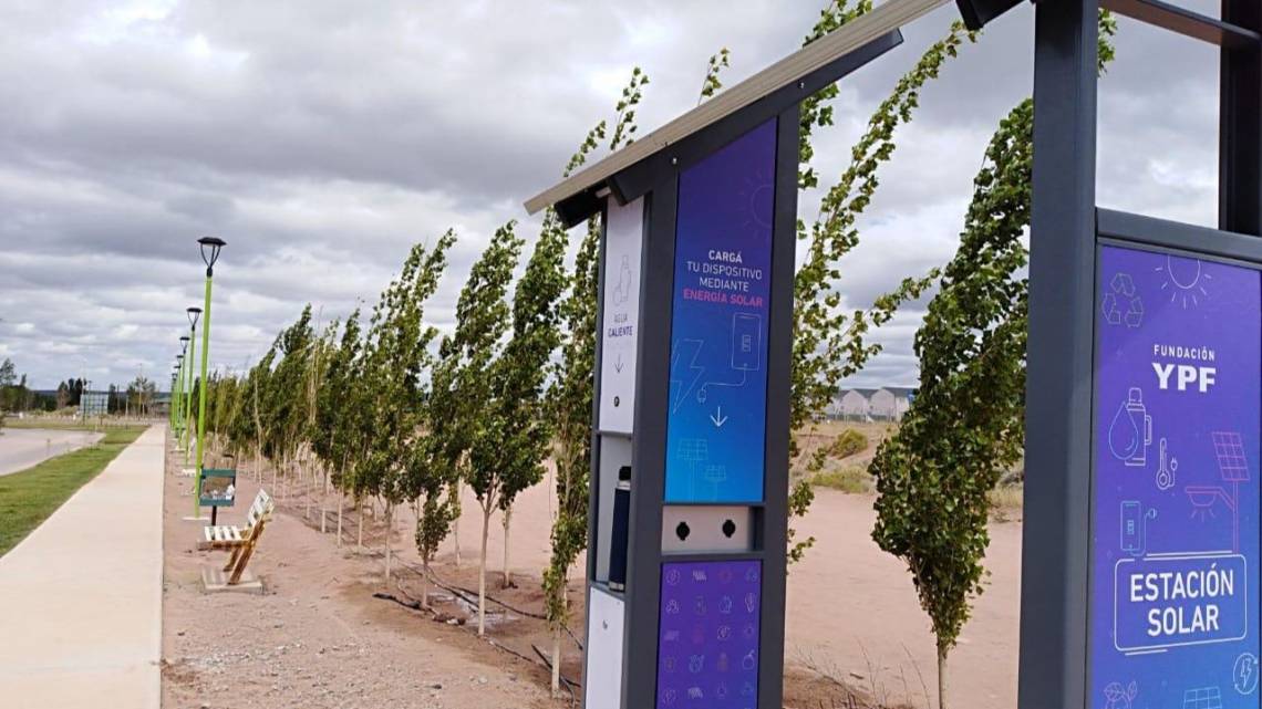 Crean estaciones de recarga solares para espacios públicos