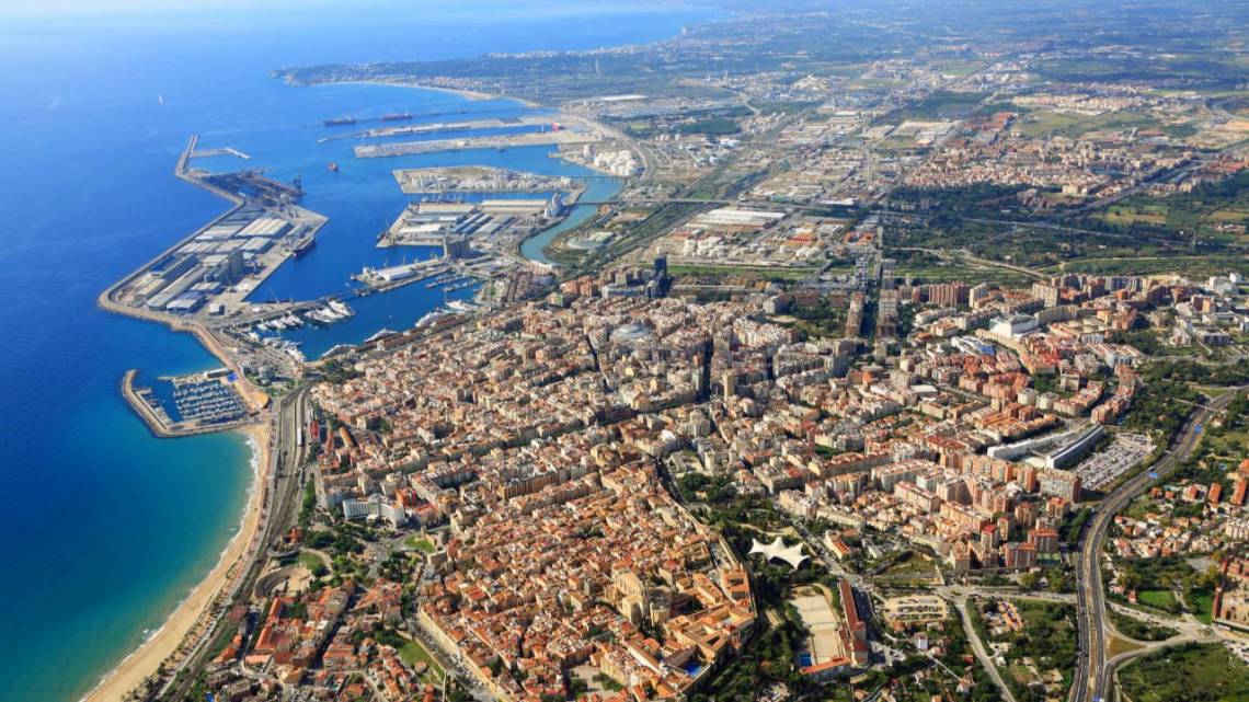 Usando bacterias, buscan hacerle un service al mar