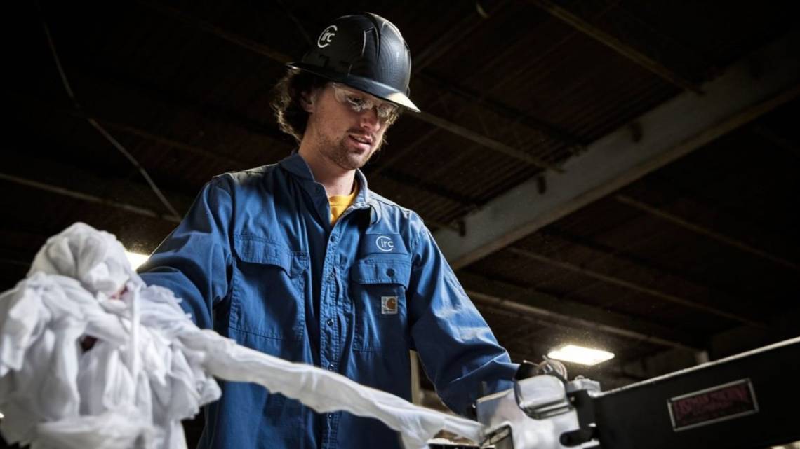 En esta cadena global de ropa, se visten con jean y sudadera de fibra reciclada