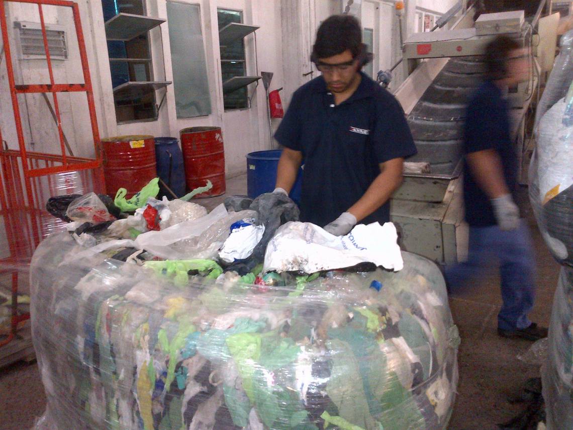 Las cooperativas y recuperadores urbanos cumplen una función esencial para el reciclado de plásticos.