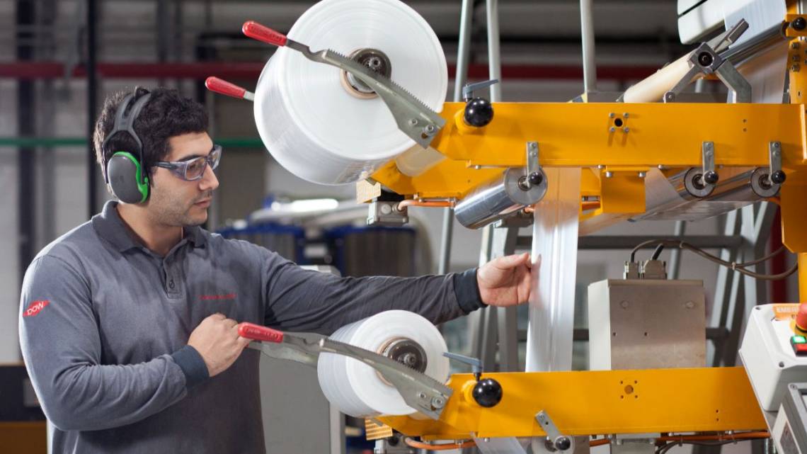 Crearon un traje sostenible para vestir los packs de leche 