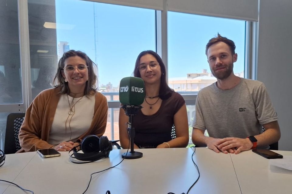 Ensamblan bidones del campo como piezas de un Lego para contener agua