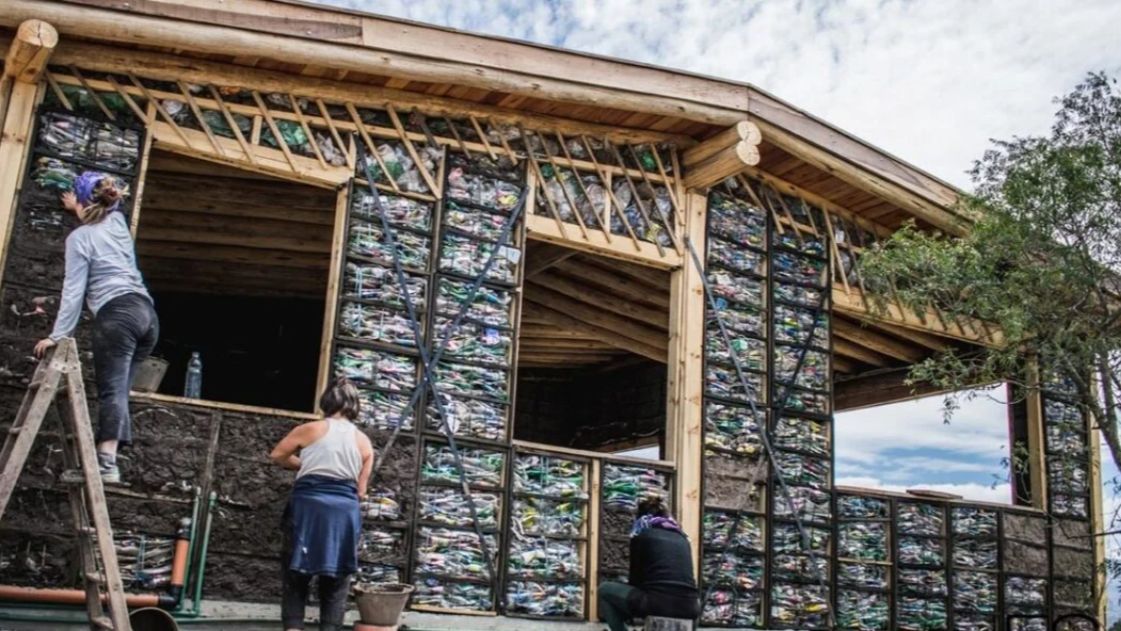 Una ciudad mendocina abre la puerta a las casas de plástico reciclado