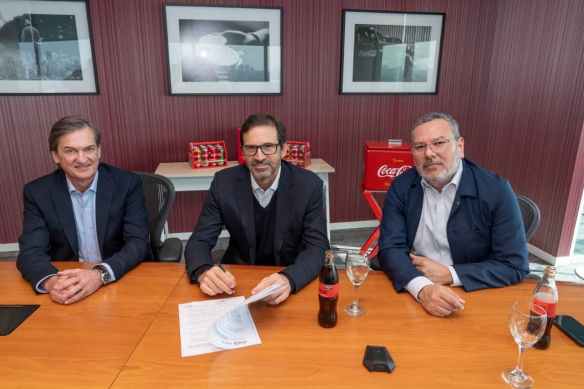 Fabián Castelli, CEO de Coca-Cola Andina Argentina, Gustavo Mariani, CEO de Pampa Energía y Abelardo Gudiño, gerente de Coca-Cola Argentina.