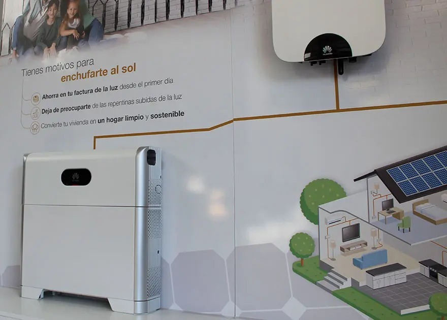 Trajo baterías de litio que guardan la energía para “usarla después