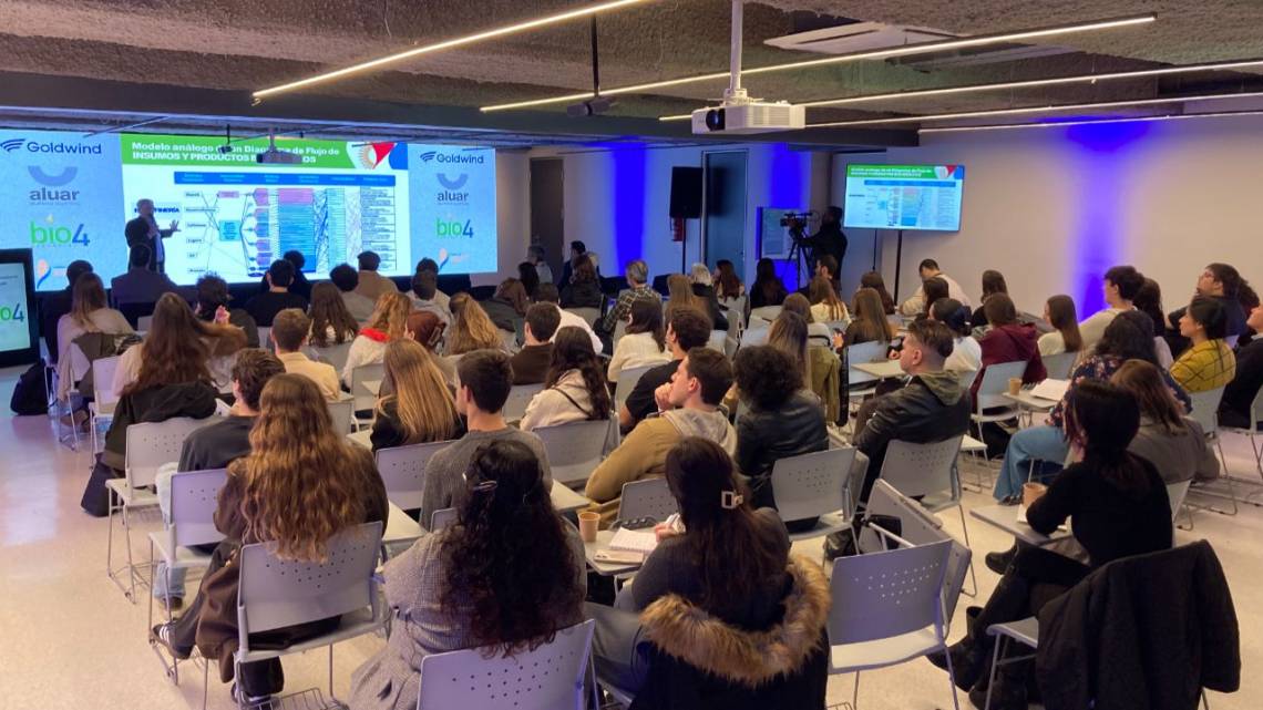 Jóvenes enchufados al futuro: la transición energética gana músculo en las aulas