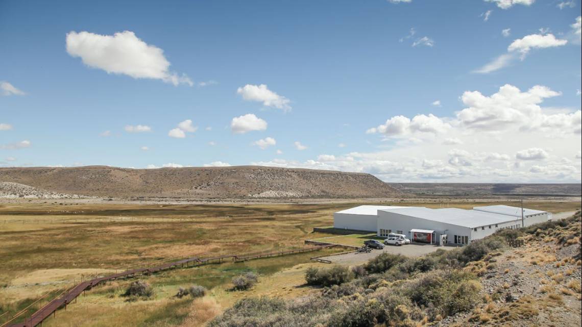 La planta embotelladora está en un manantial de tierras certificadas como orgánicas en Chubut.