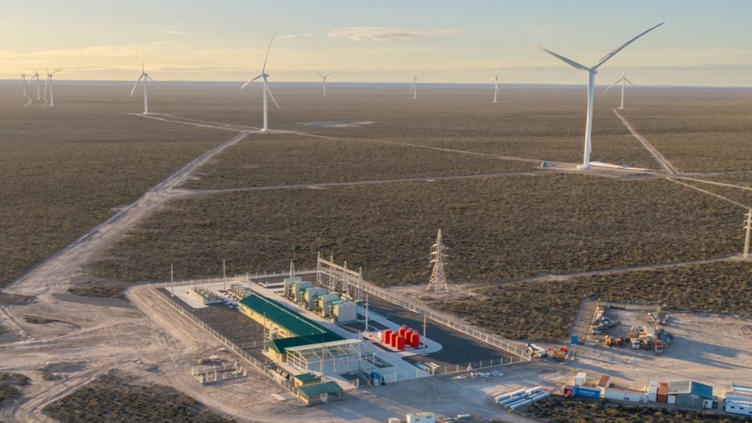 El parque eólico La Flecha, ubicado en Puerto Madryn, de la empresa Aluar, es el más grande de la Argentina.