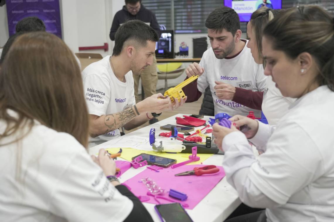 Voluntarios de Telecom entregaron prótesis gratuitas en Rosario, elaboradas con impresión 3D.