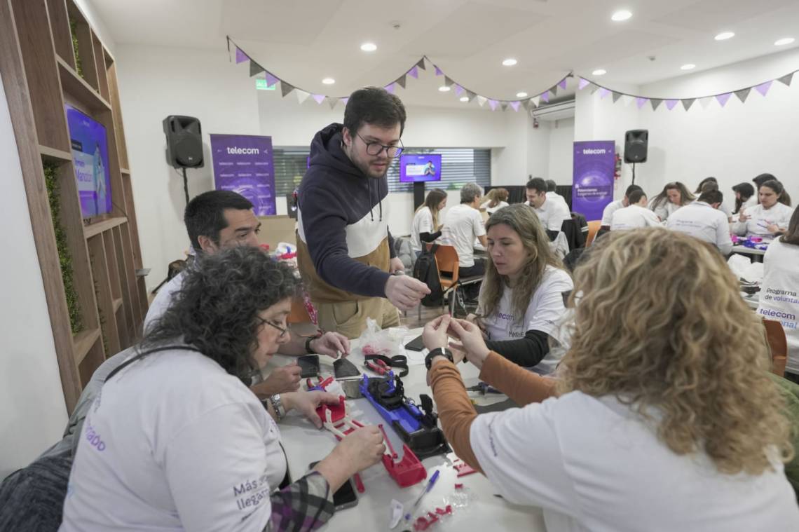 La compañía de telecomunicaciones organizó en Rosario el Manotón, una actividad en la que trabajaron voluntarios de la empresa.