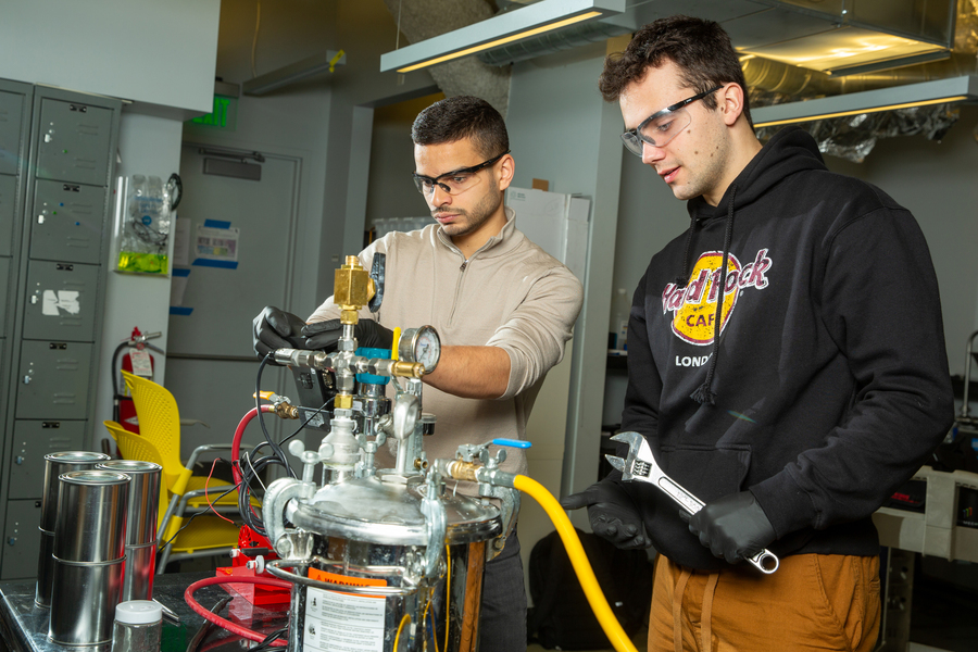 Los ingenieros del MIT descubrieron que una fuente sostenible de energía limpia podría estar en en las latas de gaseosas y el agua de mar.