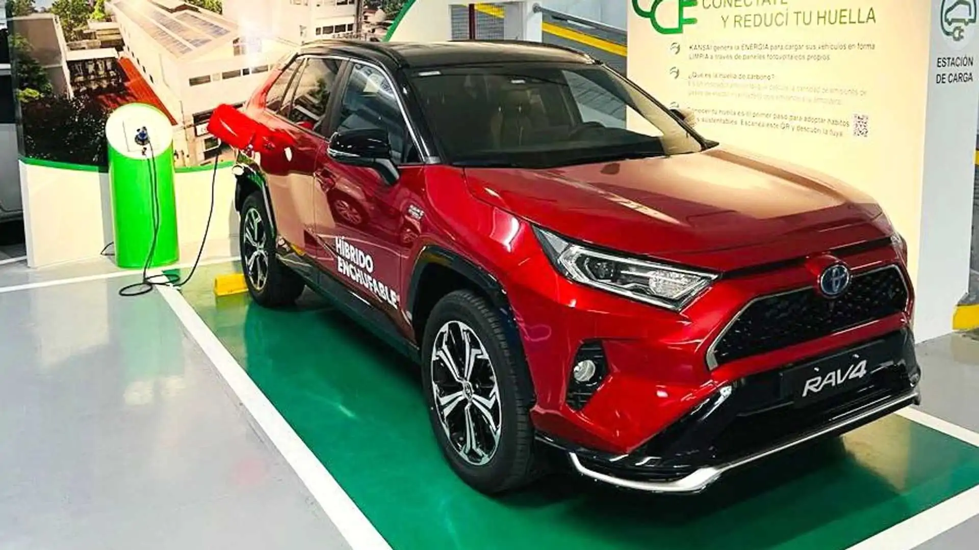 Toyota anunció este año que llegará a la Argentina una SUV de tecnología híbrida enchufable, la nueva RAV4.