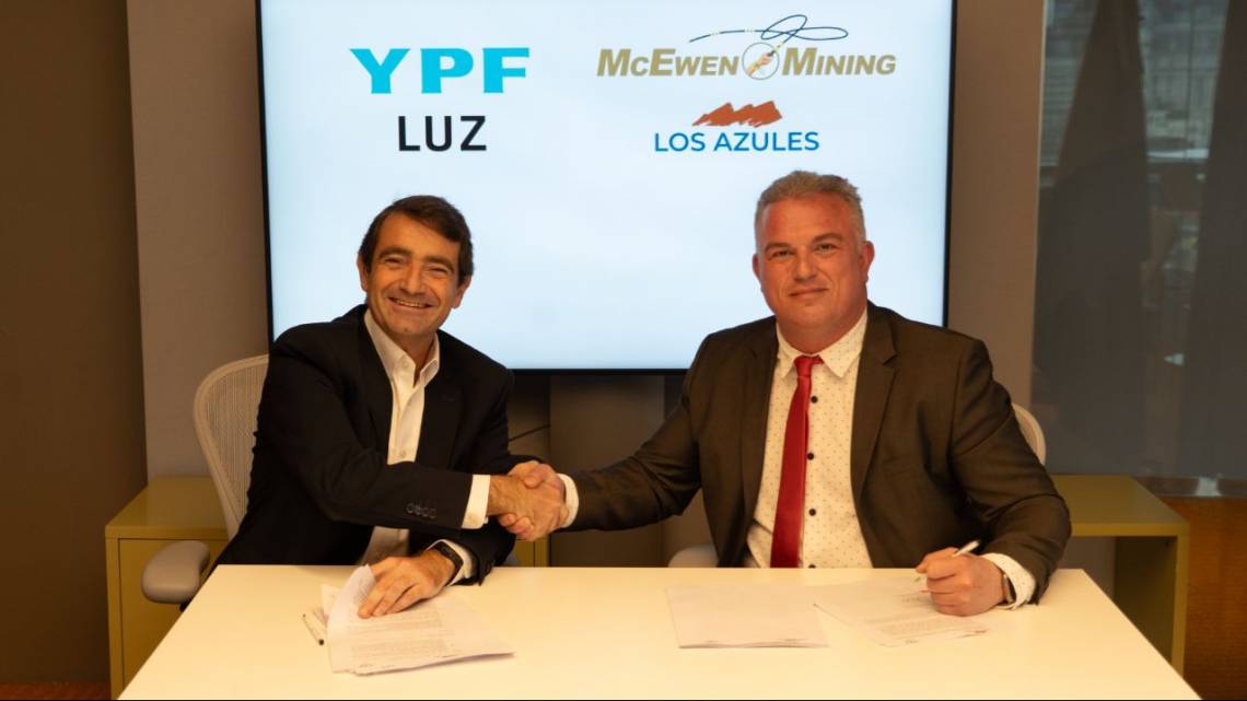 El CEO de YPF Luz, Martín Mandarano, y Michael Meding, VP de McEwen Copper, firmaron el entendimiento.