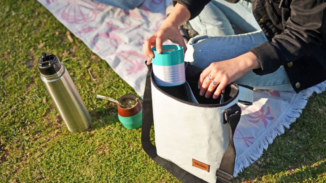 De silobolsas a mochilas: una apuesta  social que emplea a un centenar de familias