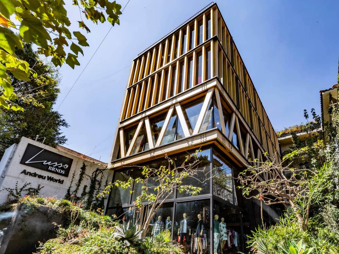 En México existe un edificio de madera laminada de encino en el barrio de Polanco.