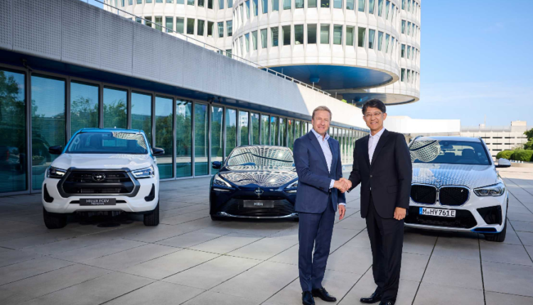 Los ejecutivos de BMW y Toyota realizaron el anuncio formal de la alianza para el desarrollo de la nueva tecnología que revolucionará la electromovilidad.