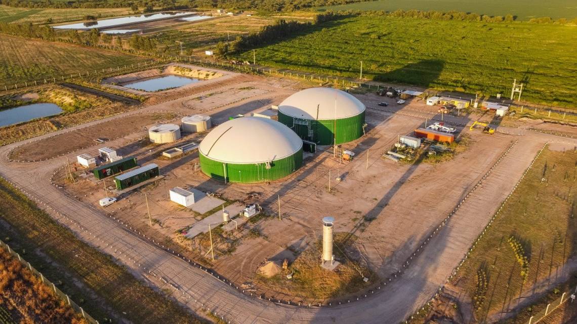 Los gigantes biodigestores instalados en los campos cordobeses, en alrededores de Bell Ville.