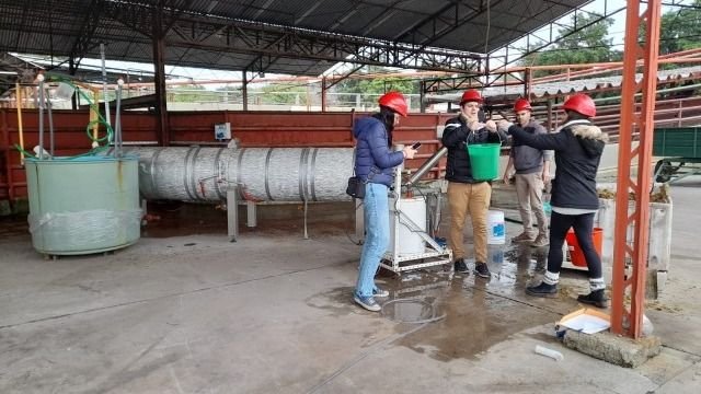 El equipo de investigadores durante la puesta a punto del biodigestor en Nelson.