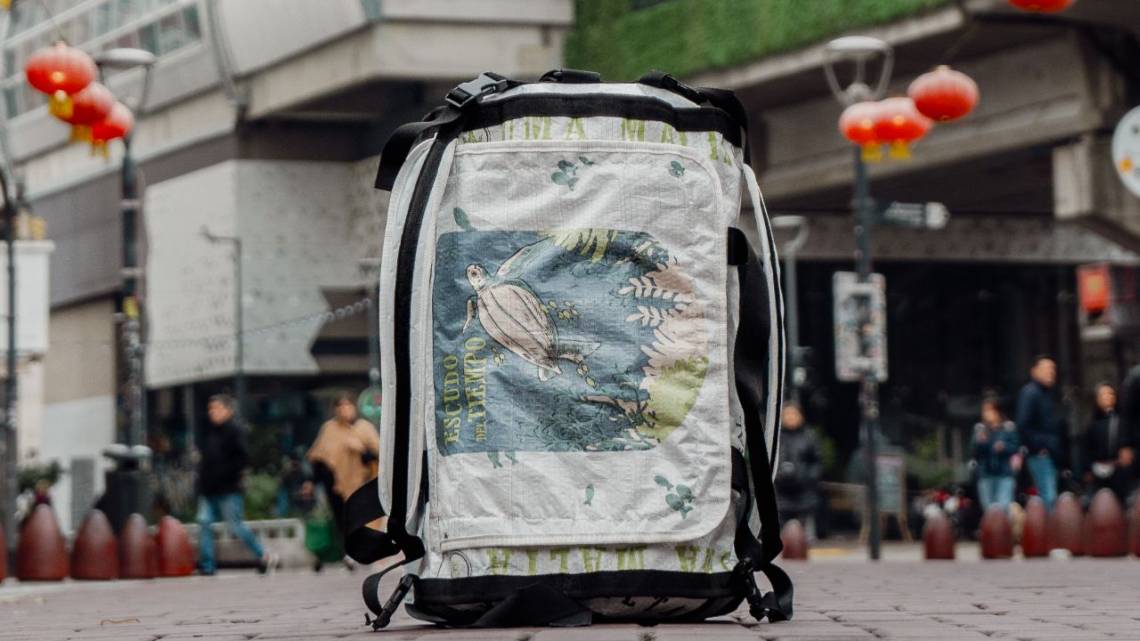 De la tranquera a la moda: fabrica mochilas reutilizando material del campo y crece