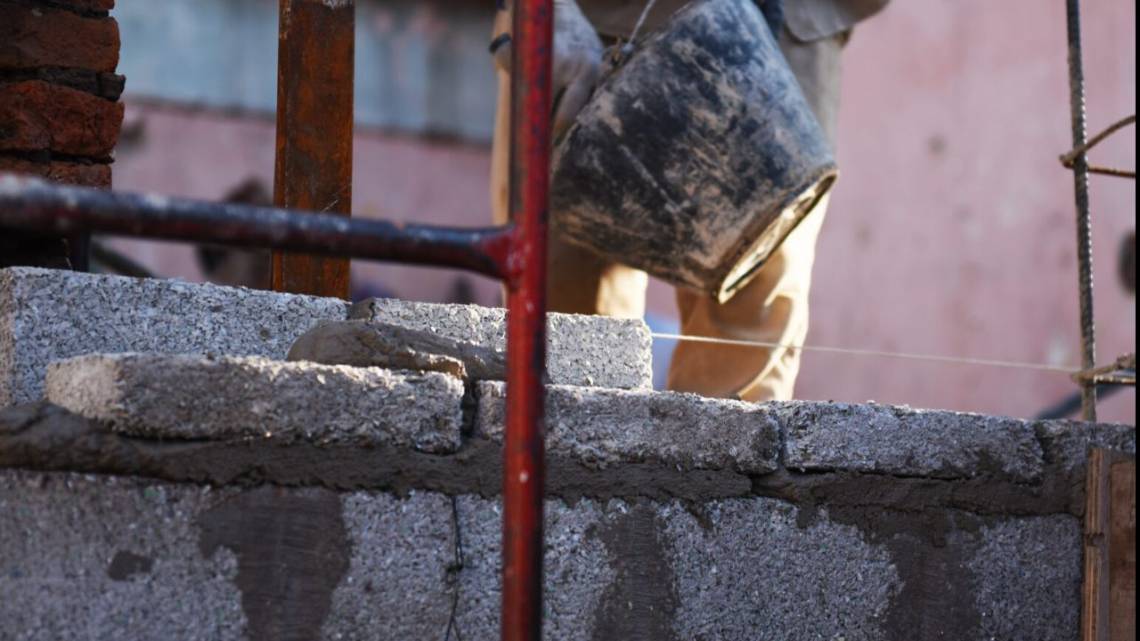 Fabrican ecoladrillos y construyen las primeras aulas para una escuela